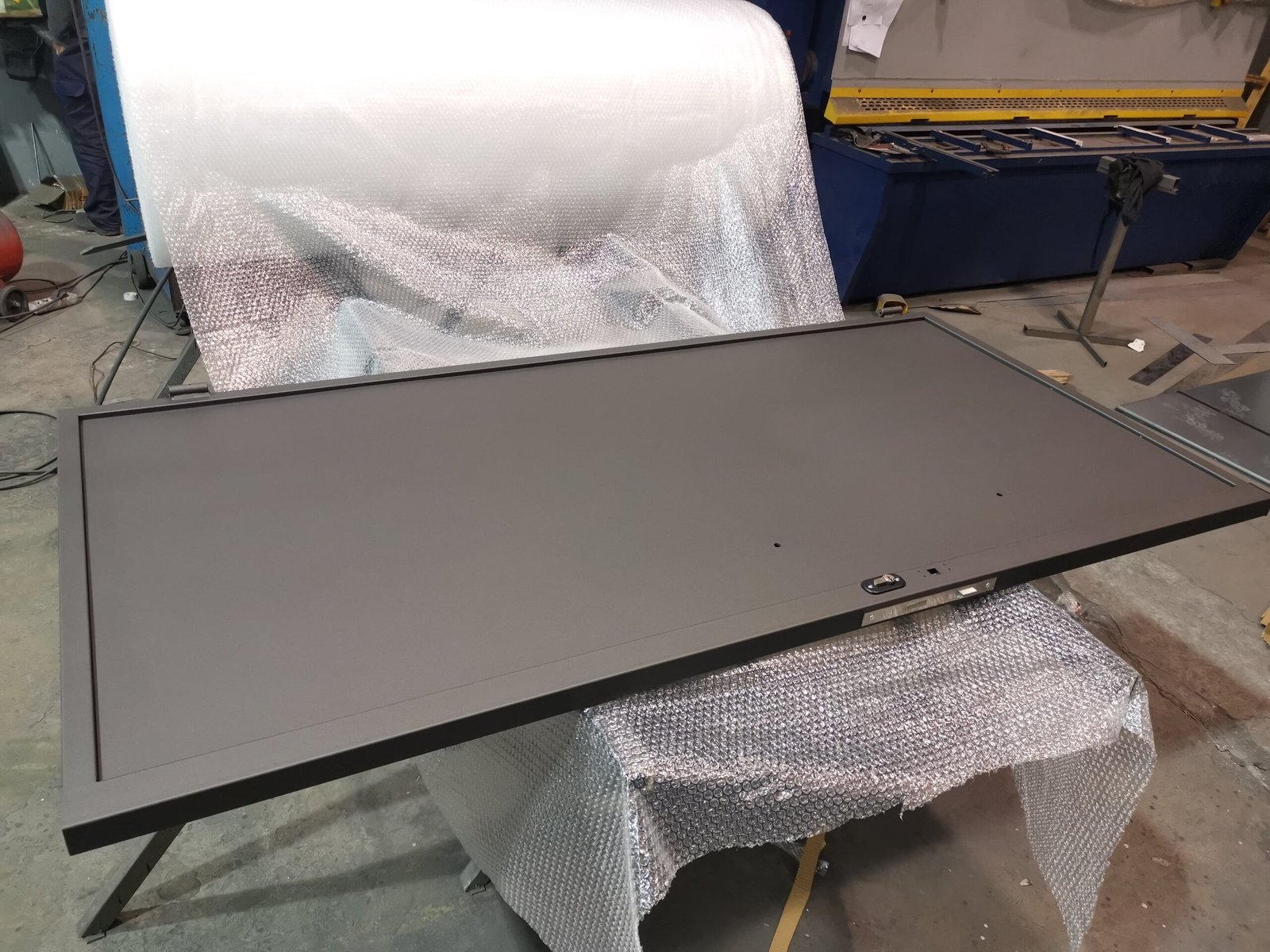 Puerta metalica de seguridad con chapa de hierro peatonal modelo chapa lisa