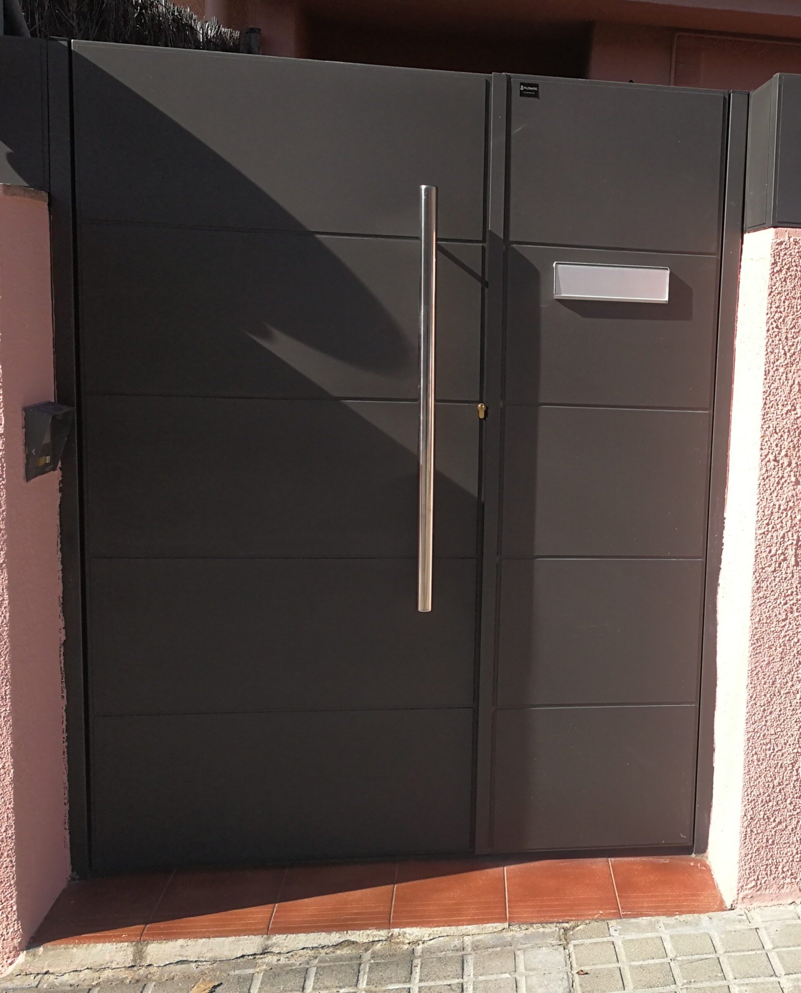 Puerta peatonal moderna con laminas de chapa conjunto