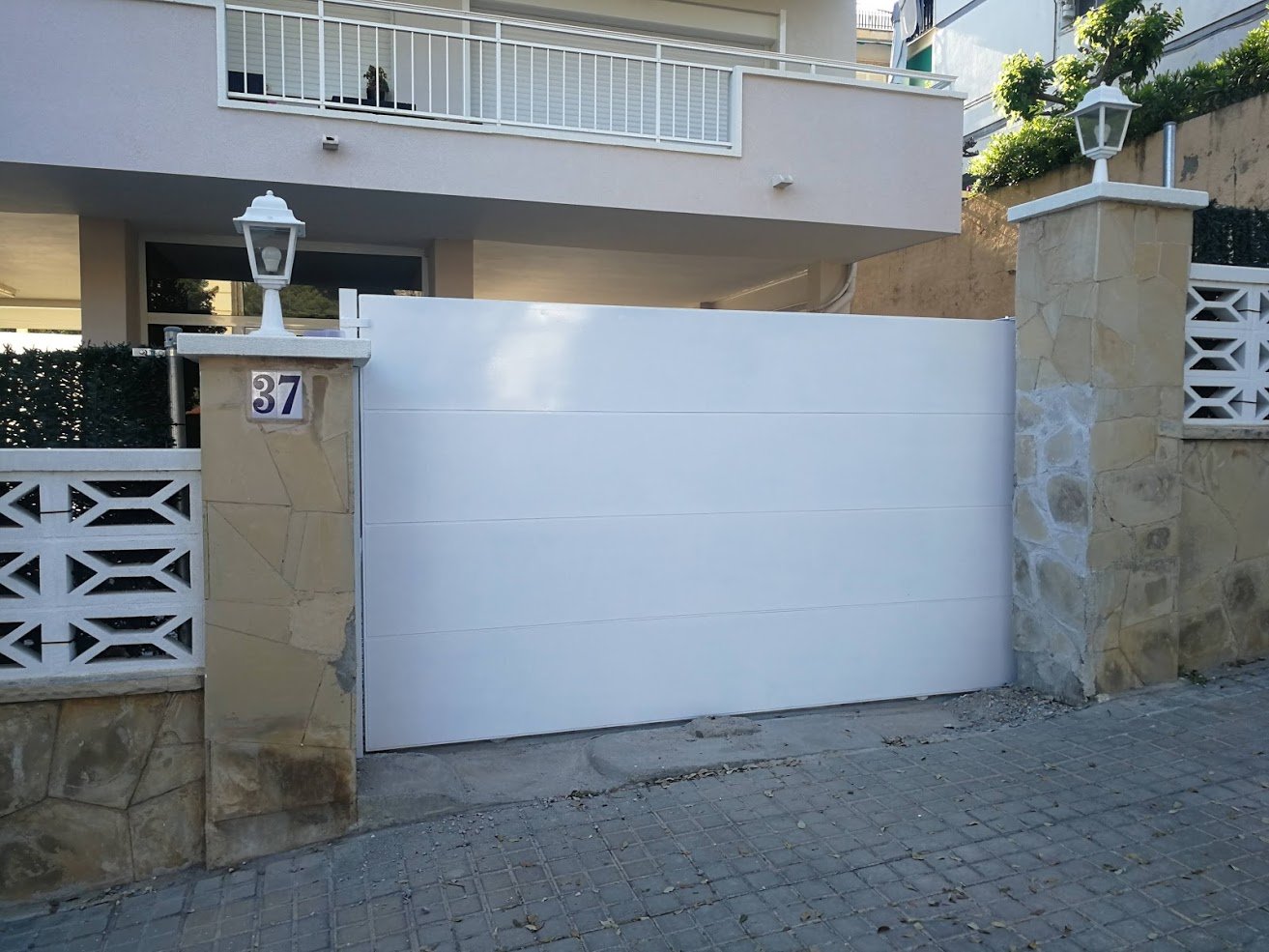 Puerta corredera moderna de laminas de chapa medida compra online