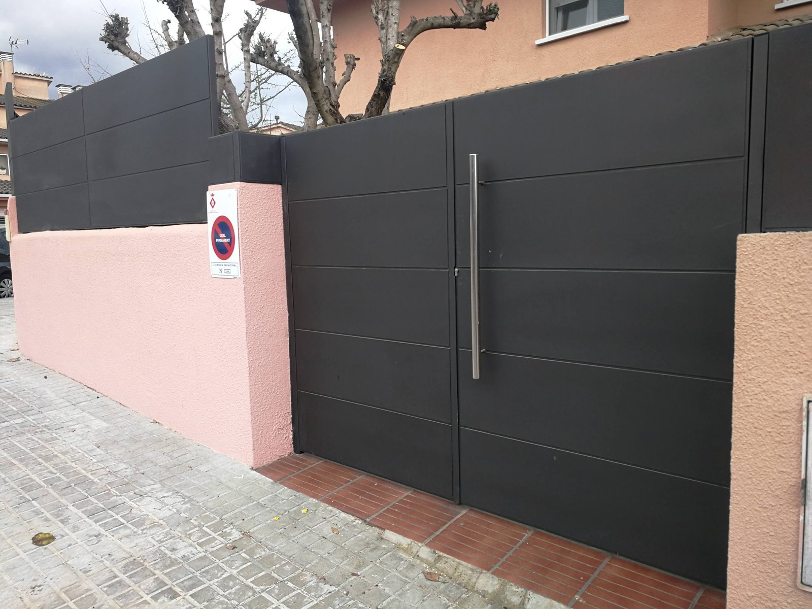 Puerta de garaje / parking batiente modelo laminas de chapa a medida compra online