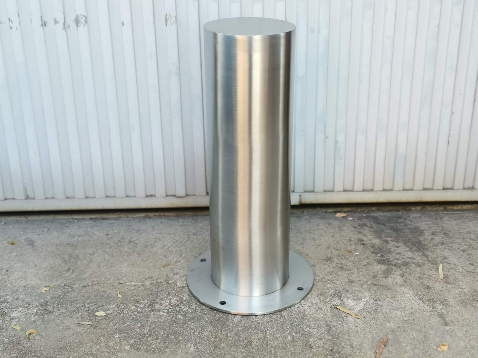 Fixed Screw-on High Security Bollard: The Ideal Solution for Controlling Heavy Traffic