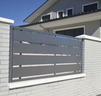 Vallado cerramiento residencial modelo laminas de chapas separadas