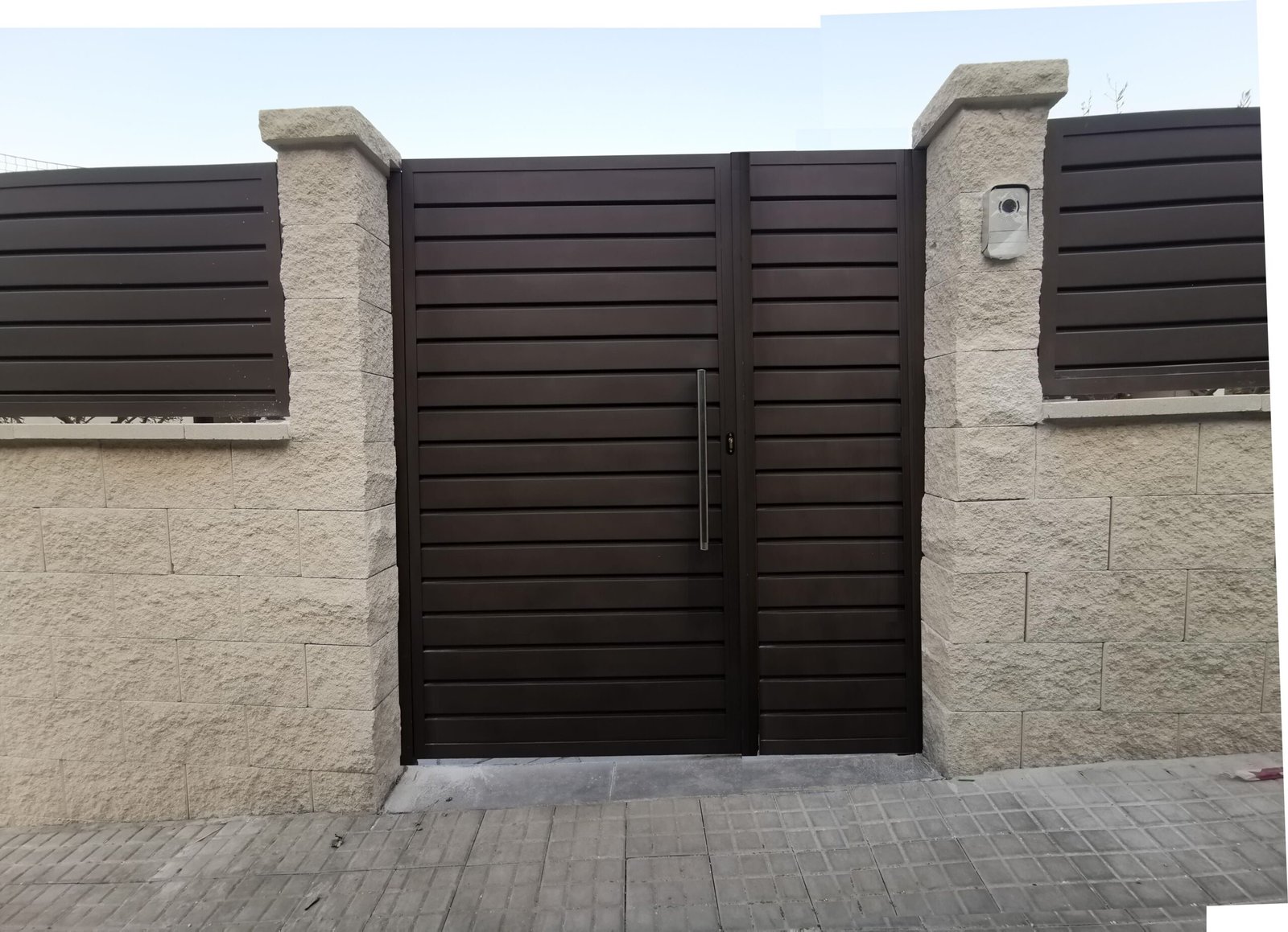 Puerta peatonal exterior modelo CHP conjunto