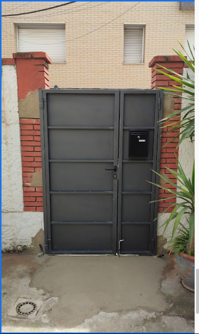 Puerta peatonal moderna con laminas de chapa conjunto