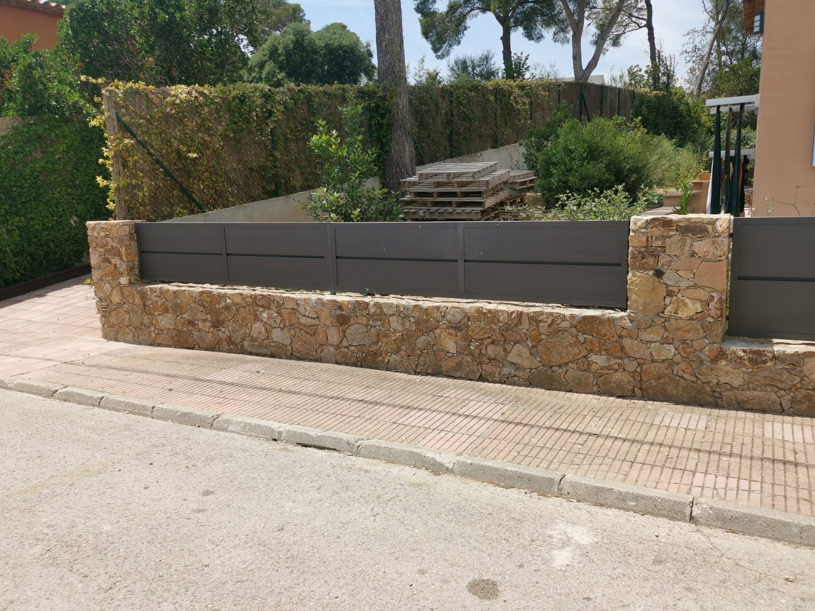 Vallado cerramiento residencial o cubre muros modelo Bandex