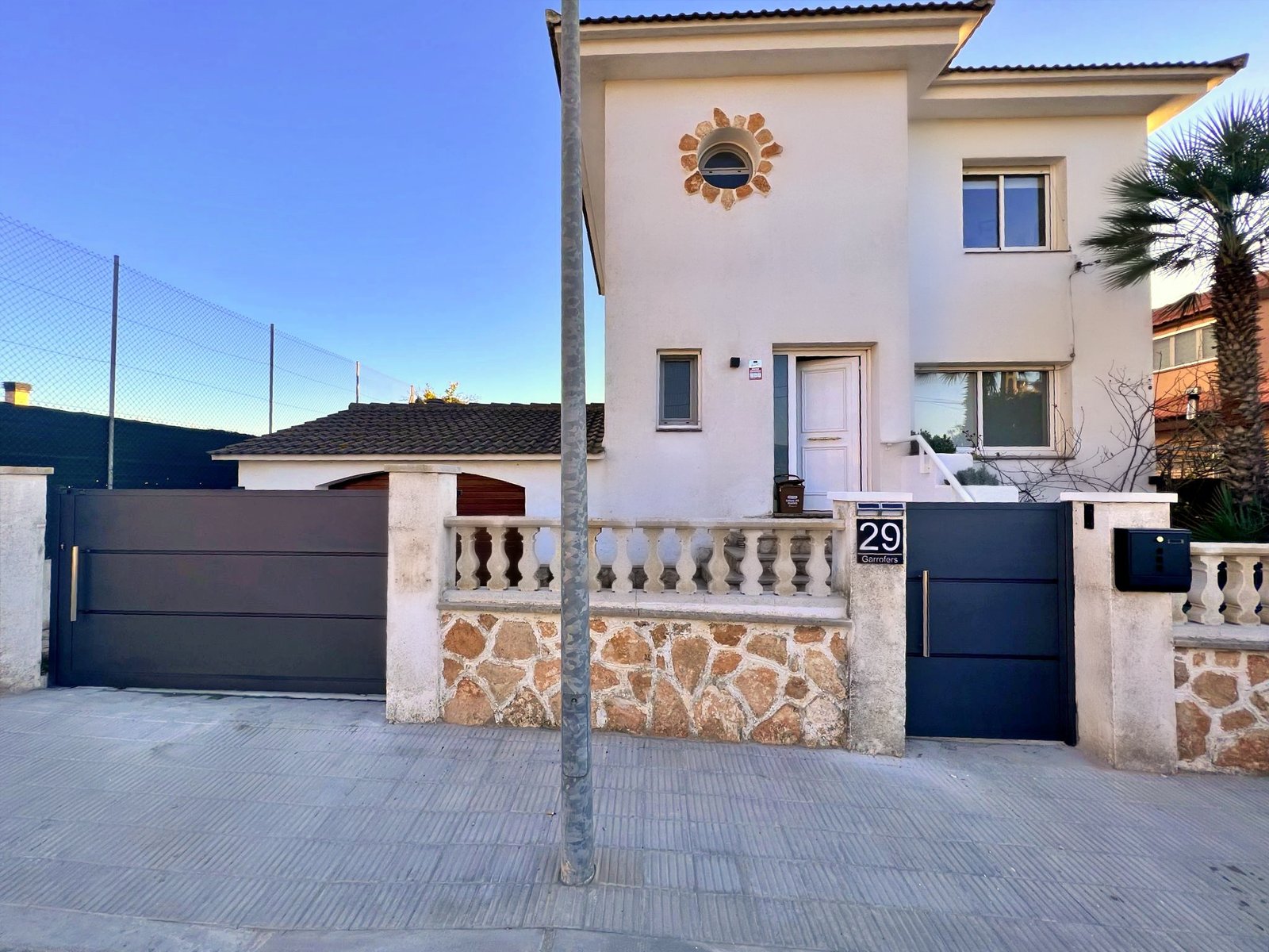 Puerta peatonal modelo Bandex con laminas de chapa conjunto