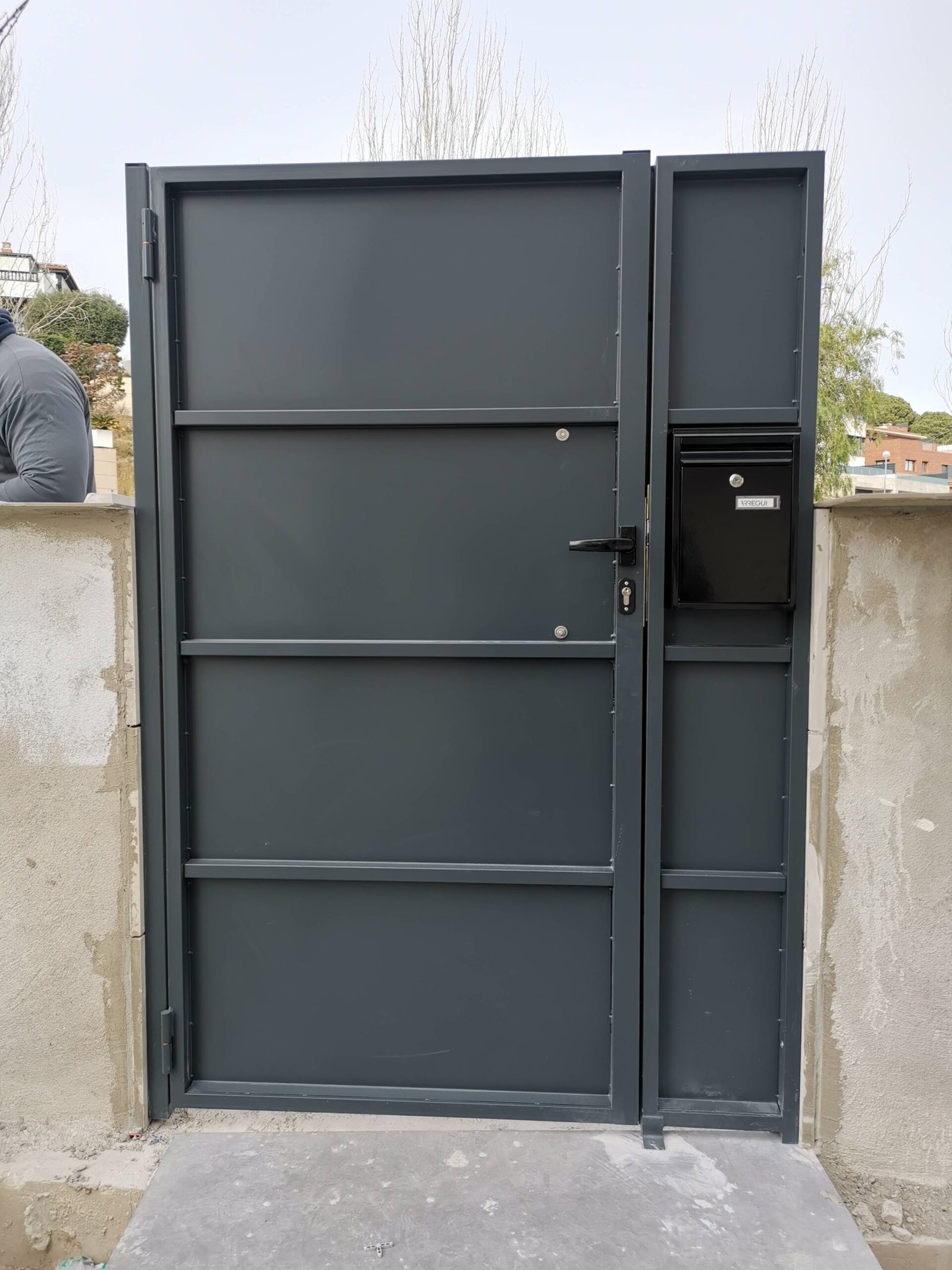 Puerta peatonal modelo Bandex con laminas de chapa conjunto