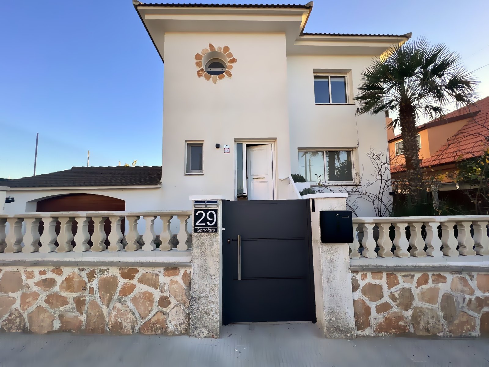 Puerta peatonal modelo Bandex con laminas de chapa conjunto