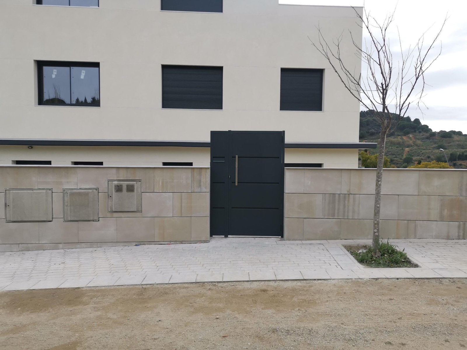 Puerta peatonal modelo Bandex con laminas de chapa conjunto