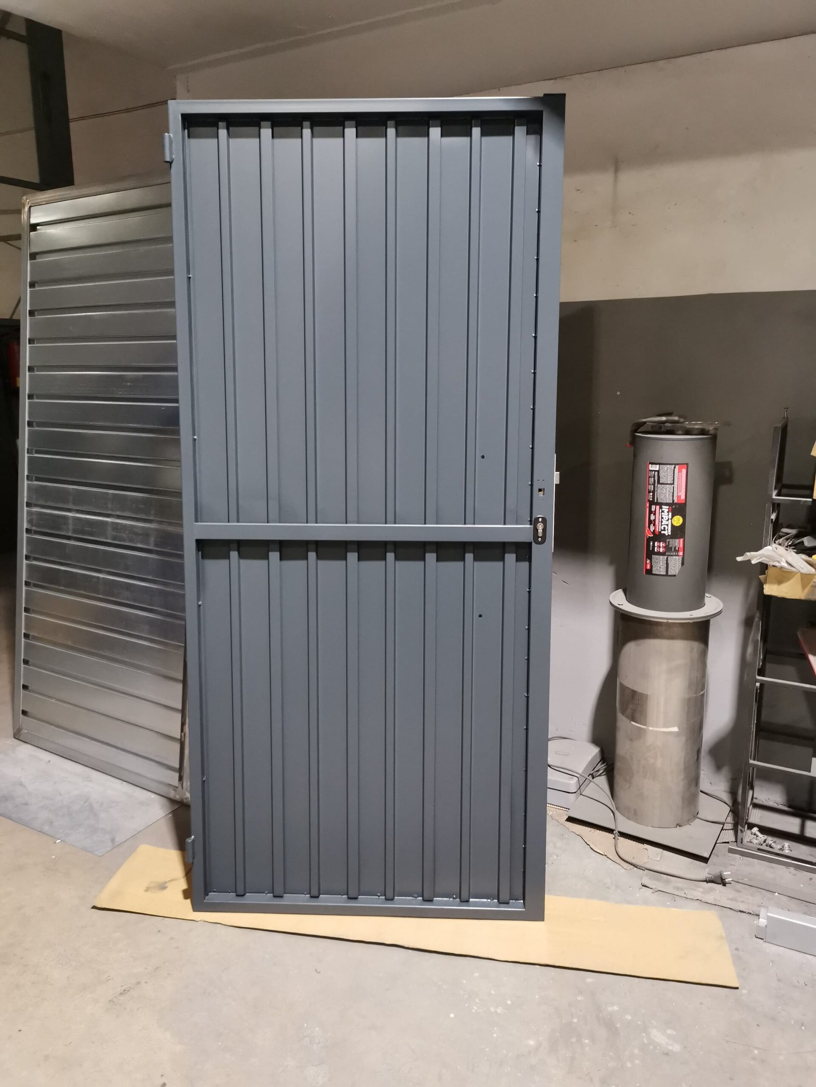 Puerta peatonal de hierro modelo CHP vertical a medida